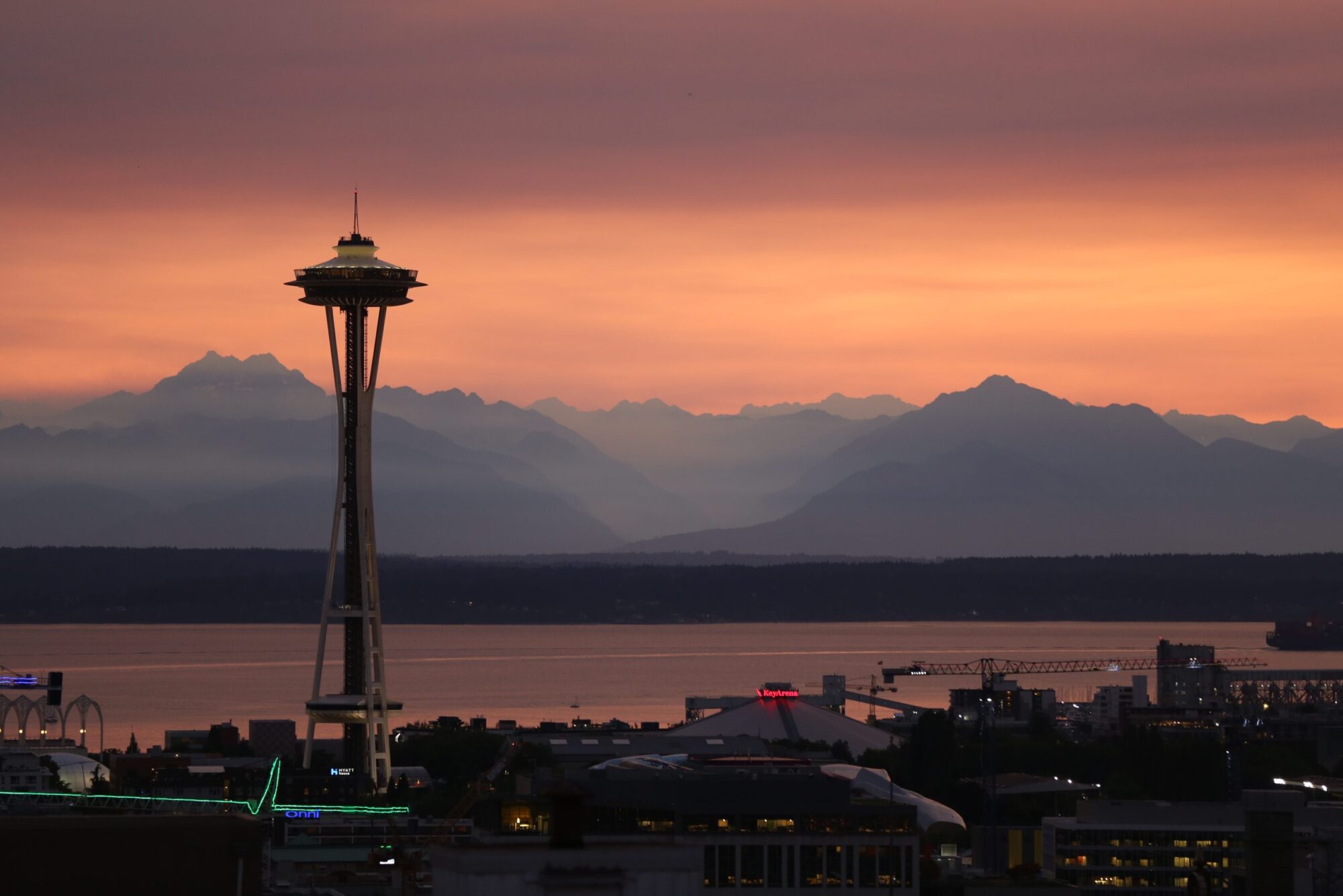 Seattle skyline with mountains in distance